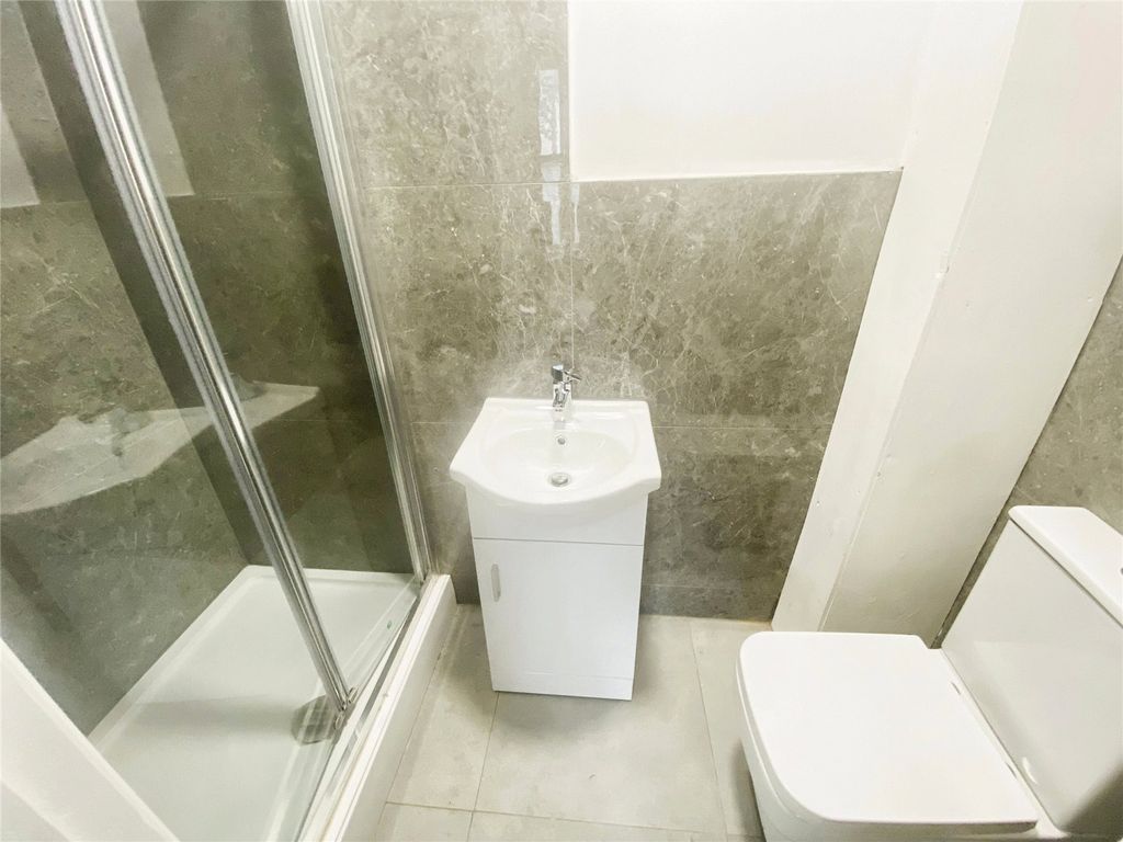 Property photo 3 of 8 En Suite