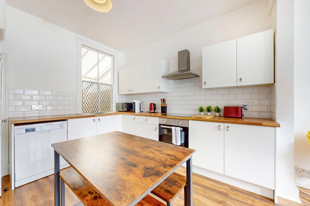Property photo 2 of 7 Kitchen