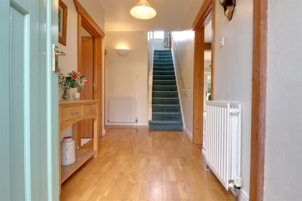 Property photo 3 of 27 Entrance Hall