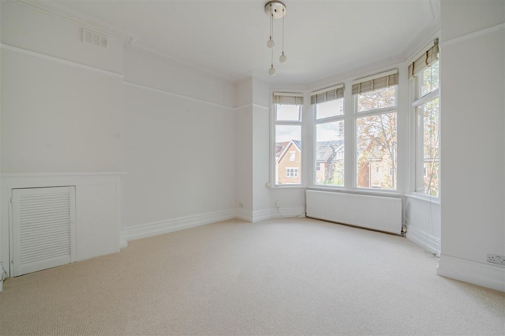 Property photo 3 of 22 1350344-10-68c03F4F9De81.Jpg