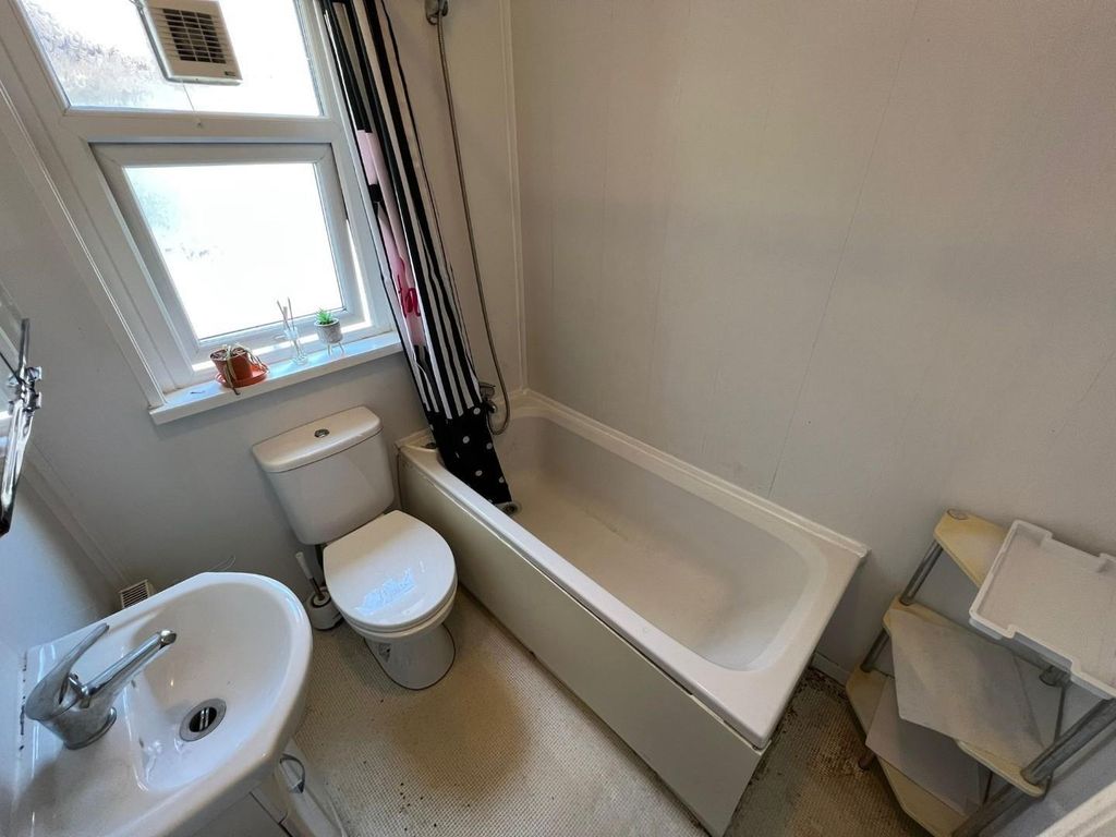 Property photo 1 of 14 Bathroom