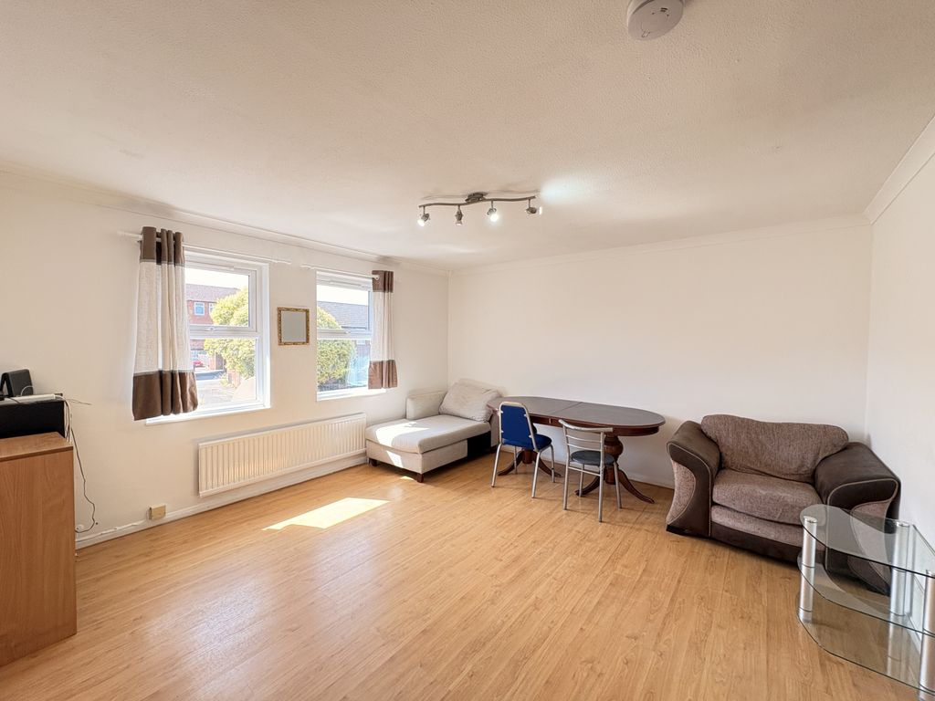 Property photo 1 of 13 3 Bedroom Flat - Lauriston Place, Cambridge, Cb4