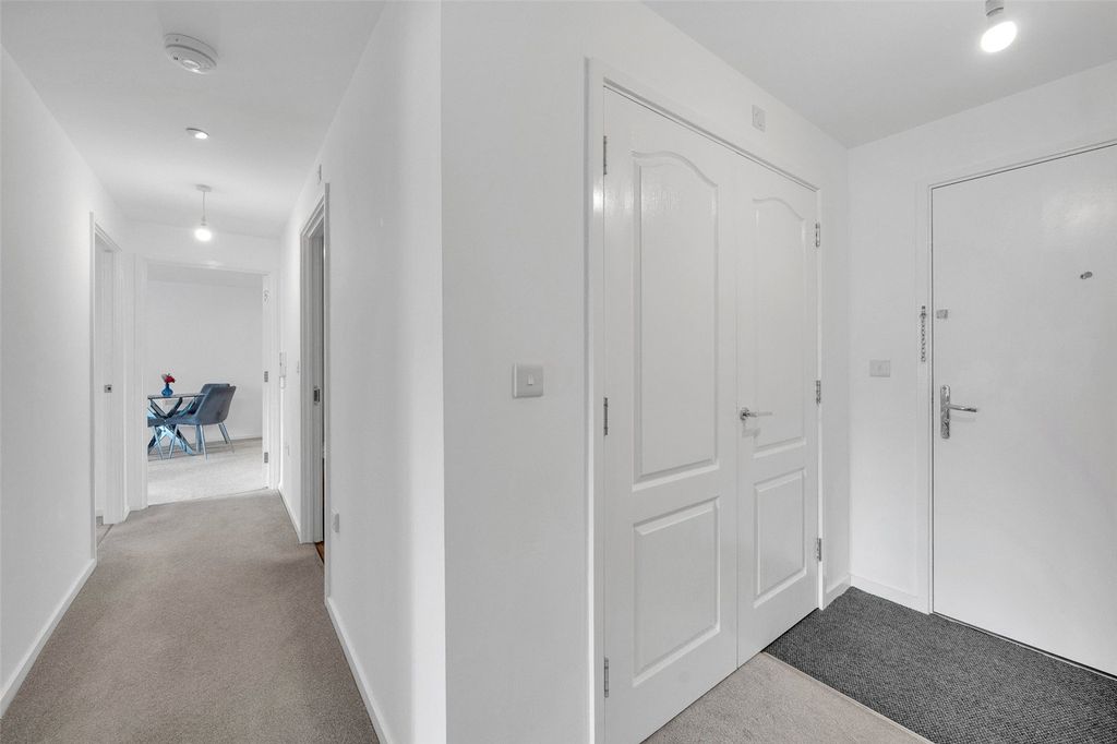 Property photo 2 of 18 Hallway