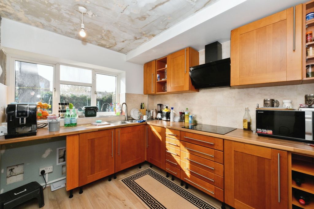 Property photo 3 of 11 Kitchen