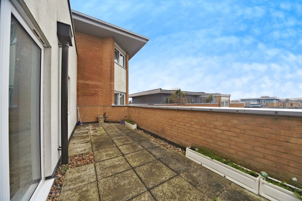 Property photo 2 of 20 Terrace