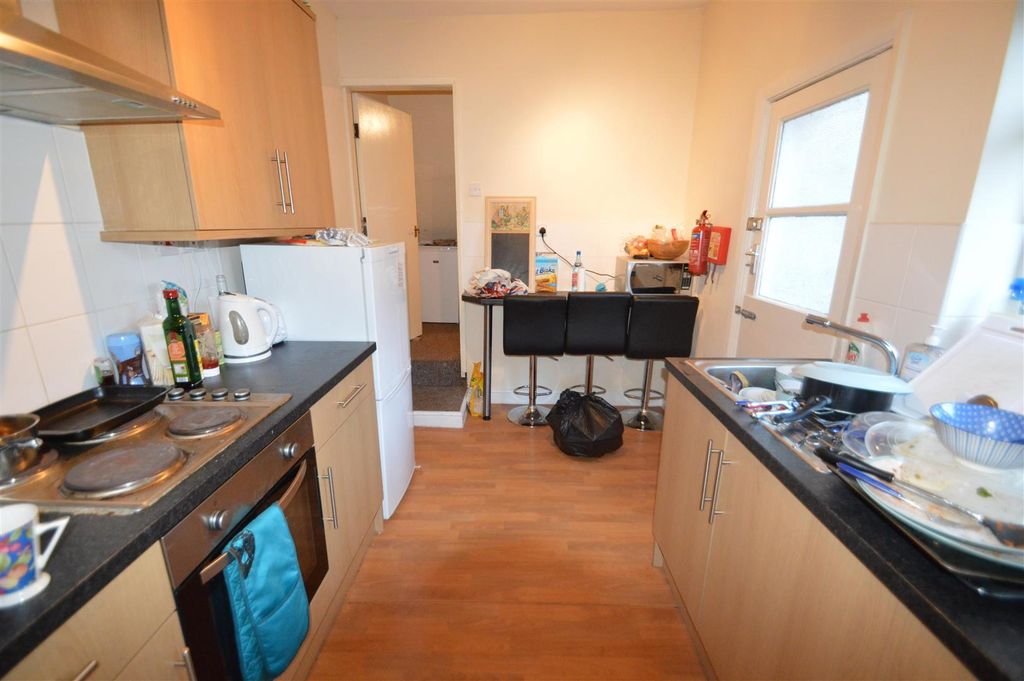 Property photo 3 of 11 Kitchen