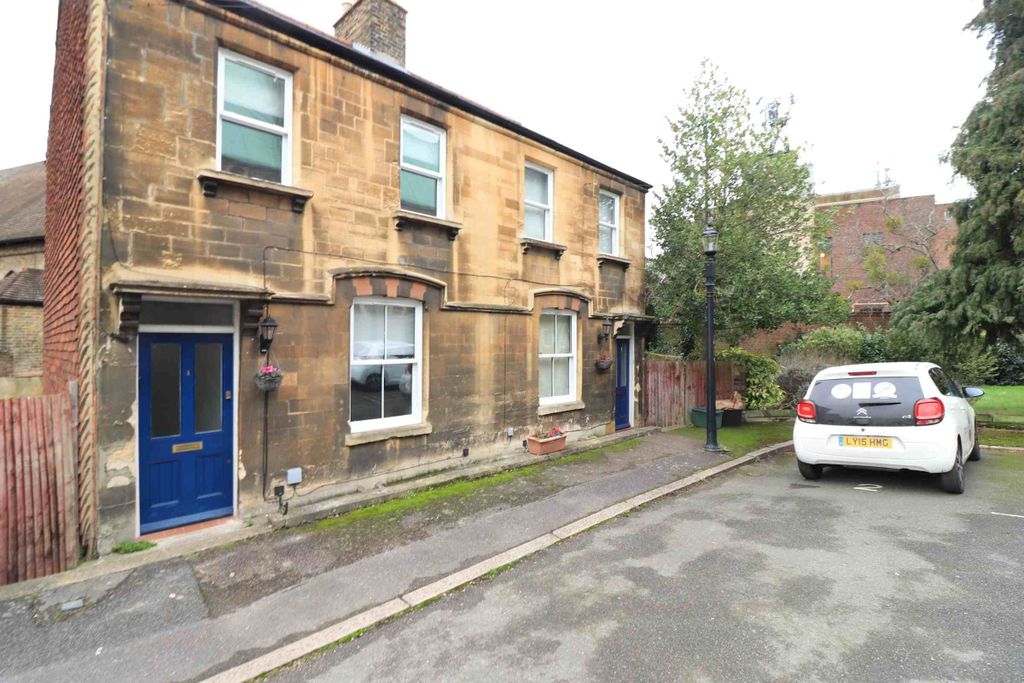 Property photo 1 of 8