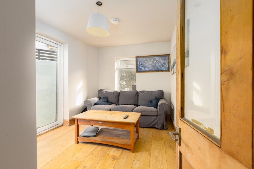 Property photo 3 of 18 2 Balmain Street, Bs4-11.Jpg
