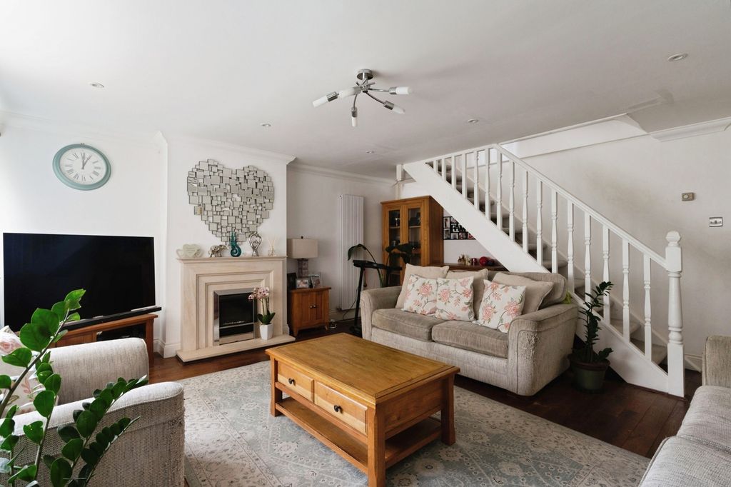 Property photo 2 of 17 Lounge