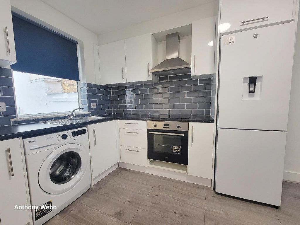 Property photo 2 of 9 Kitchen