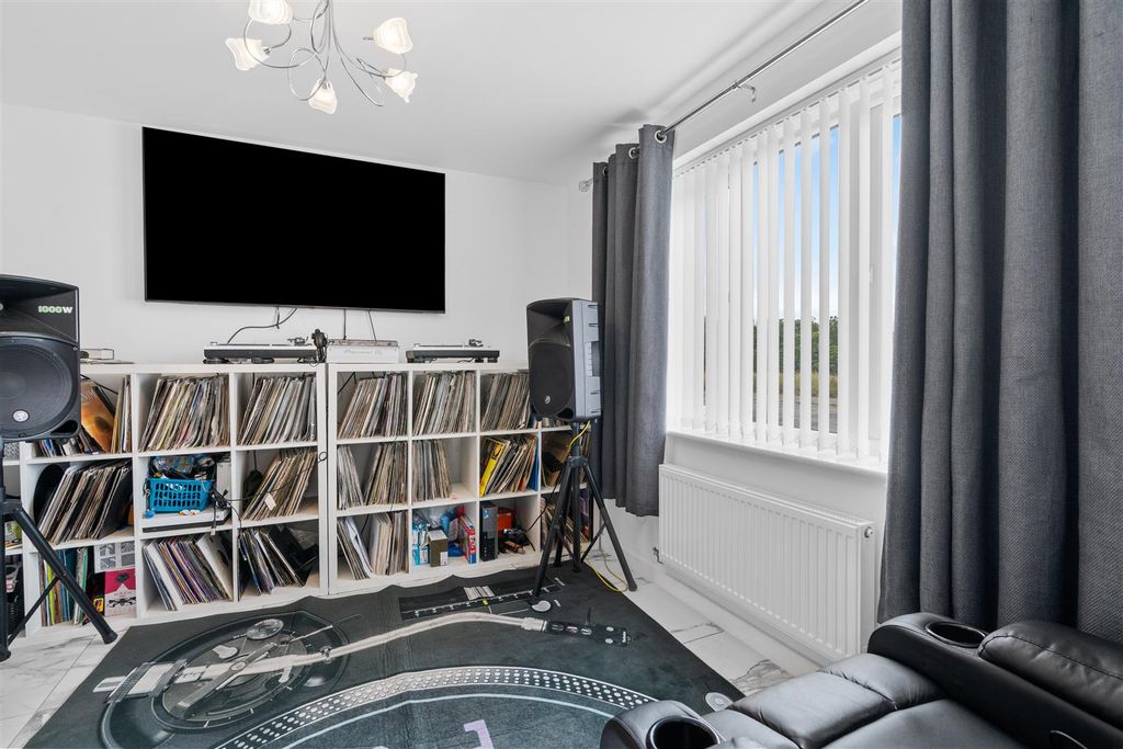 Property photo 3 of 28