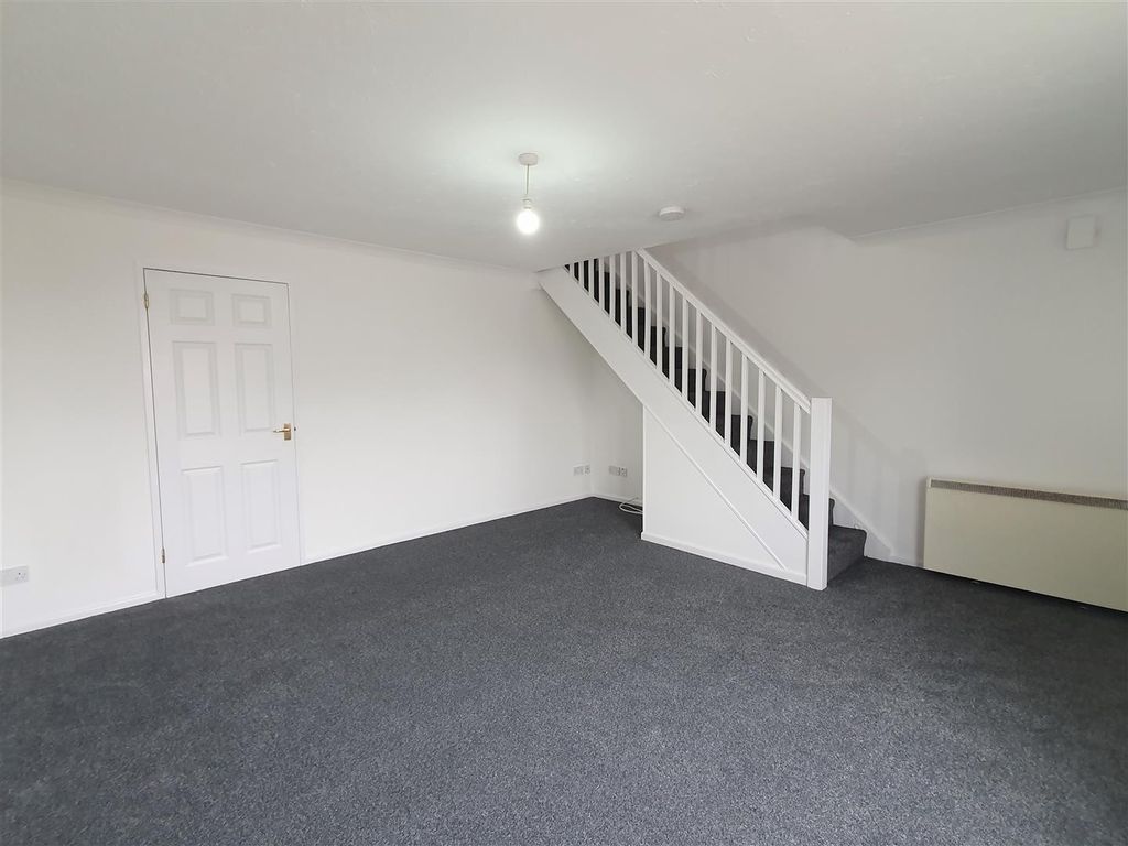 Property photo 3 of 13 97 Kingsley Court Lounge