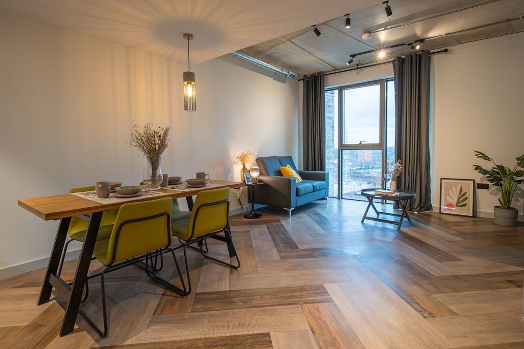 Property photo 2 of 8 A Stylish And Spacious Modern Living Room Featurin...