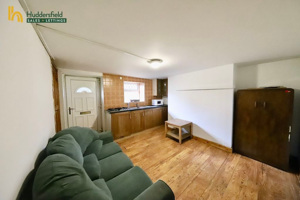 Property photo 3 of 8 Living Area.2