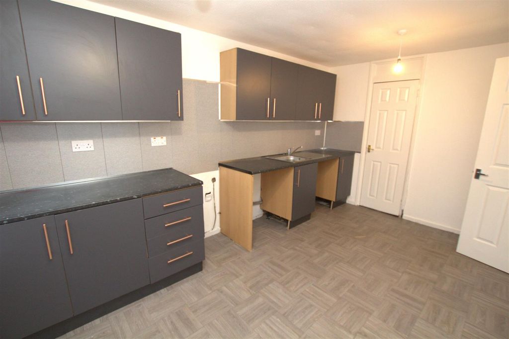 Property photo 1 of 8 Kitchen .Jpg