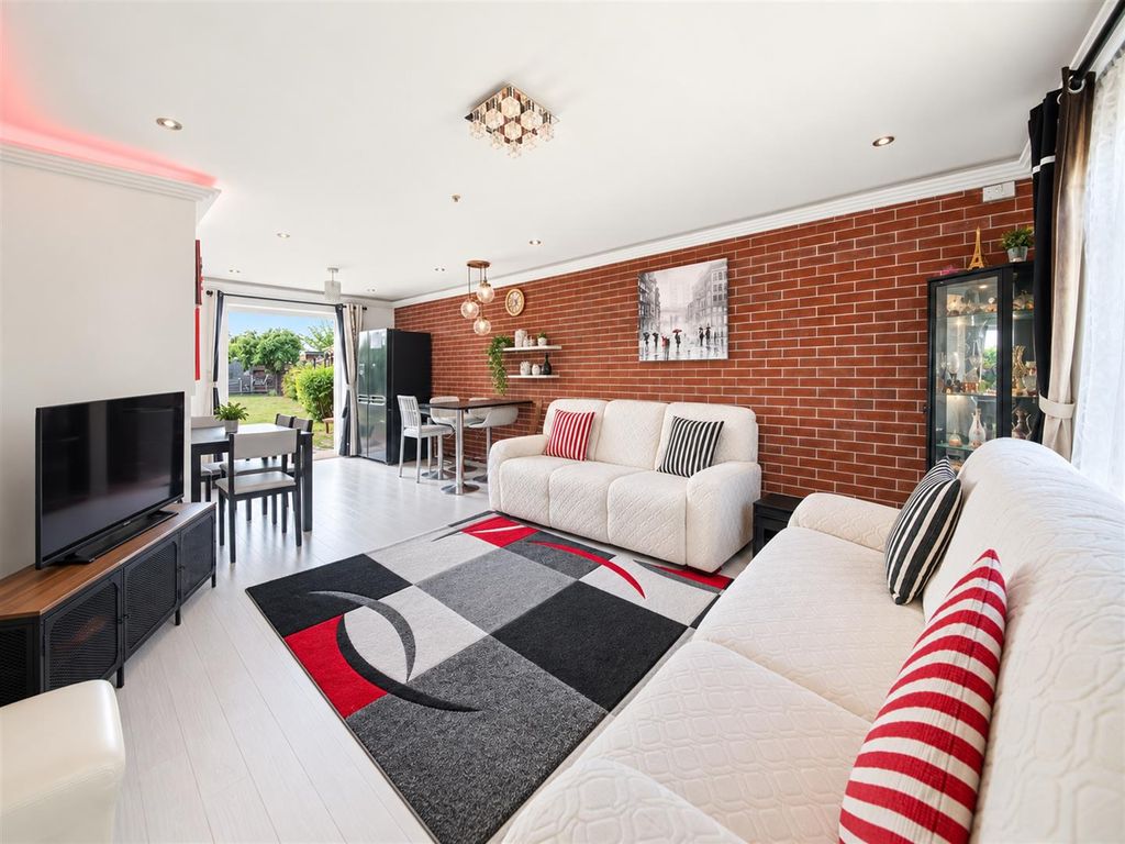 Property photo 3 of 21 Fc8d99dc-c19F-44B9-9E21-55c5Da0A19c8.Png