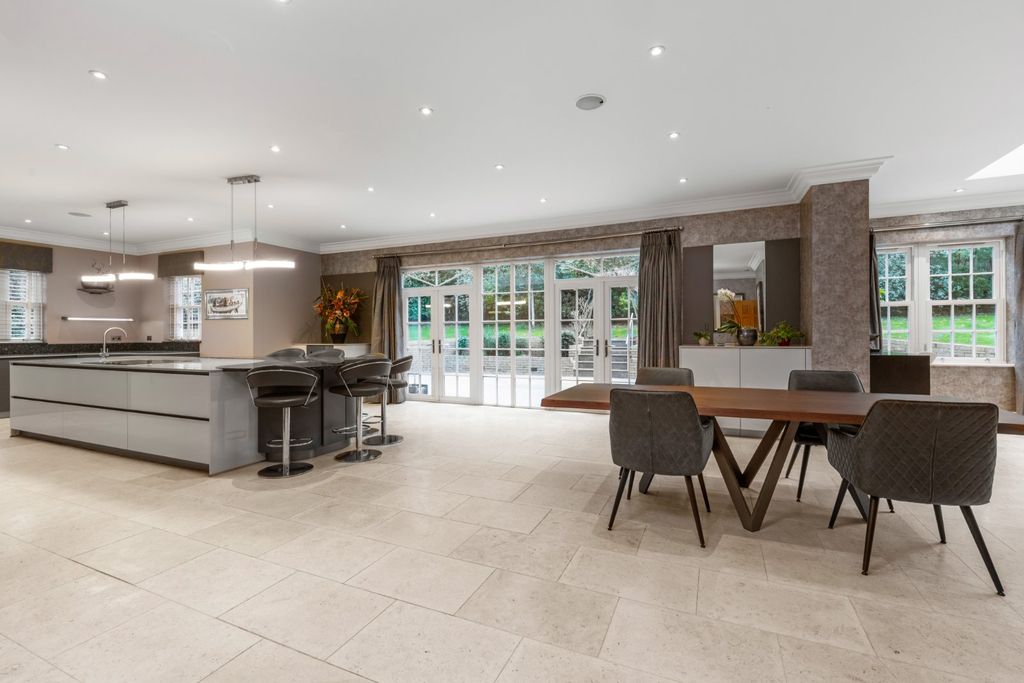 Property photo 2 of 23 Kitchen/Breakfast