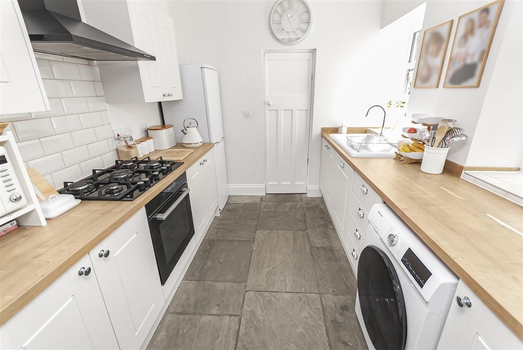 Property photo 3 of 25 Kitchen