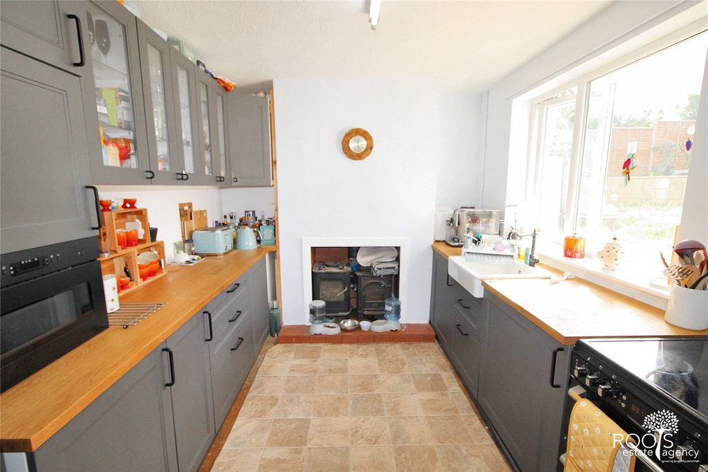 Property photo 3 of 12 Kitchen