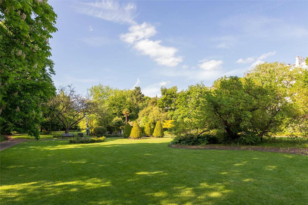 Property photo 2 of 11 Communal Gardens
