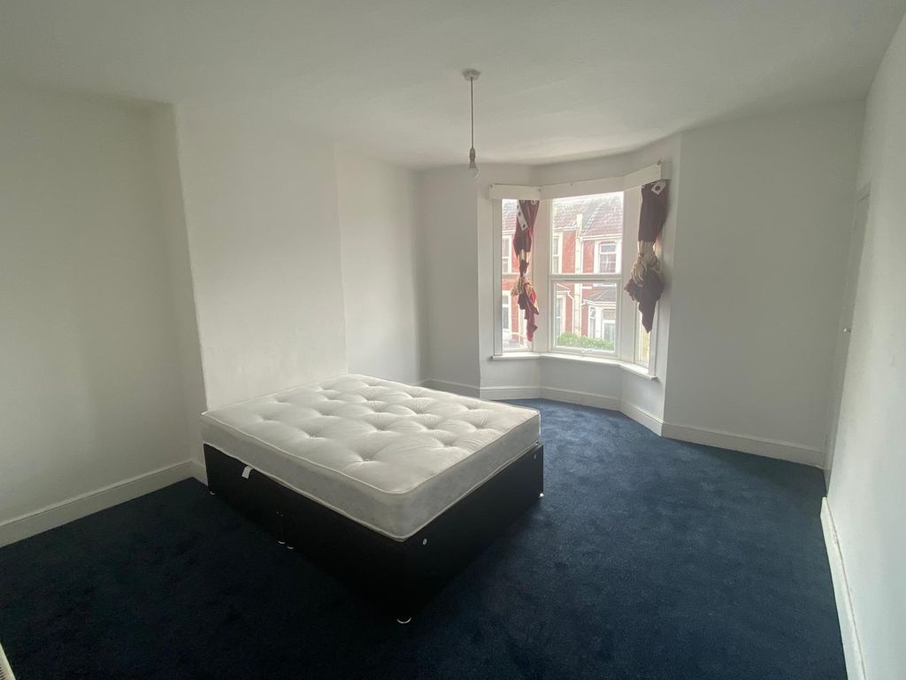 Property photo 1 of 8 A Bright Double Bedroom Featuring A Large Bay Wind...