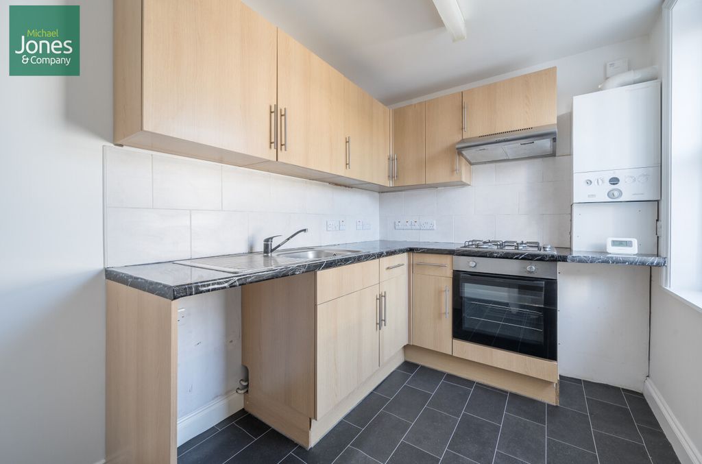 Property photo 2 of 8 Kitchen