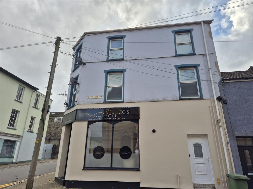 Property photo 1 of 8 Front Flat .Jpg