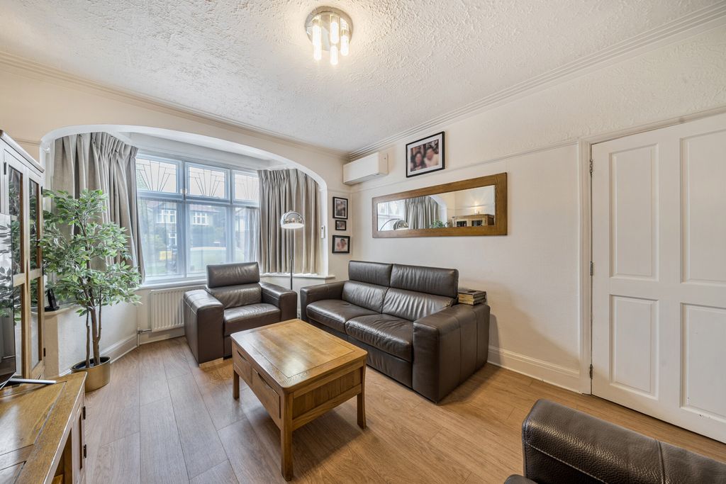 Property photo 2 of 16 1361855-24-68Dea1...