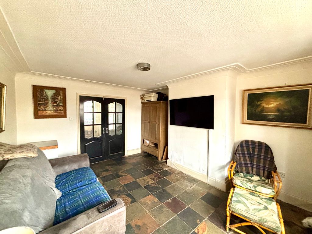 Property photo 3 of 13 Lounge