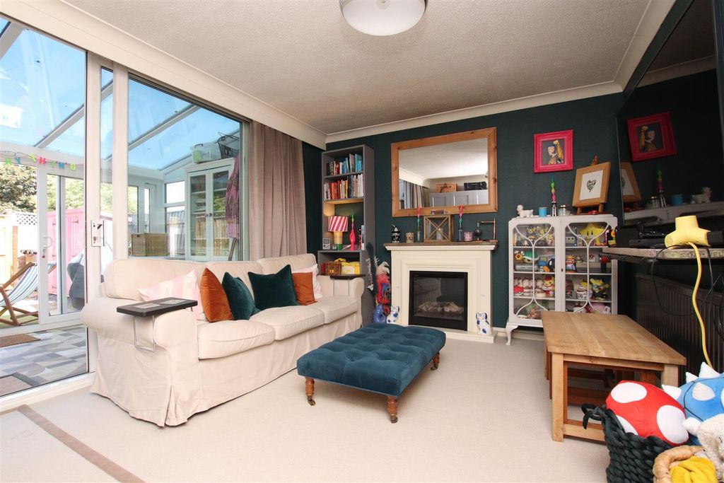 Property photo 3 of 16 Living Room.Jpg
