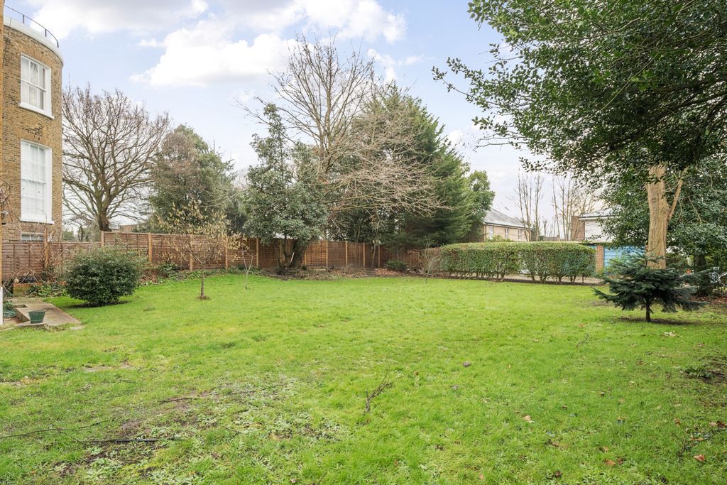 Property photo 2 of 19 Communal Garden