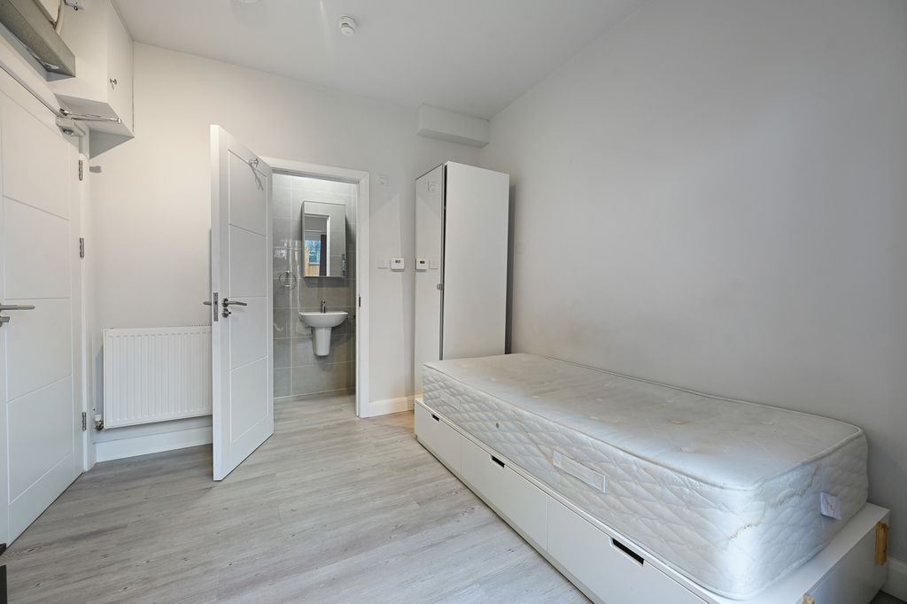 Property photo 2 of 10 Cs - Suite 6, 144 Hagden Lane - 7 (1)