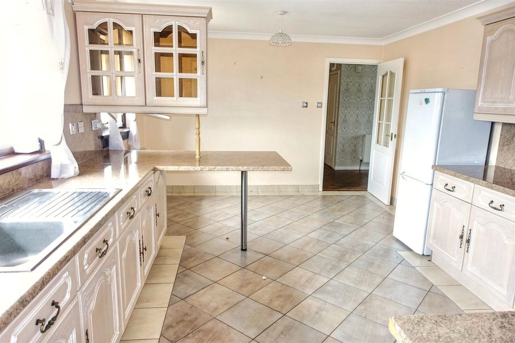 Property photo 3 of 17 Kitchen Diner
