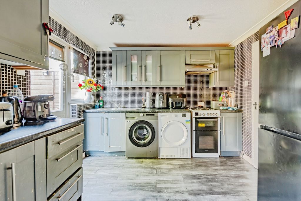 Property photo 3 of 10 Kitchen