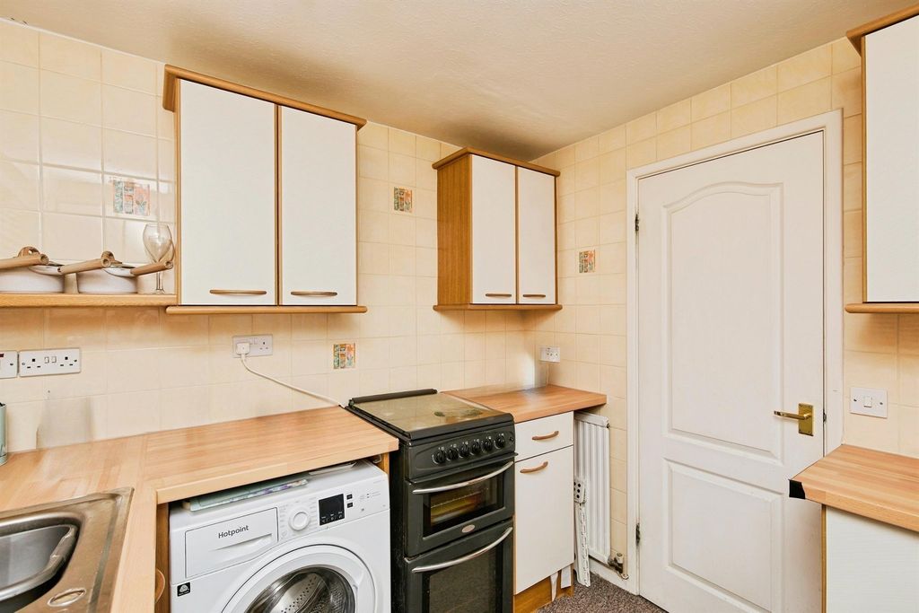 Property photo 3 of 16 Kitchen