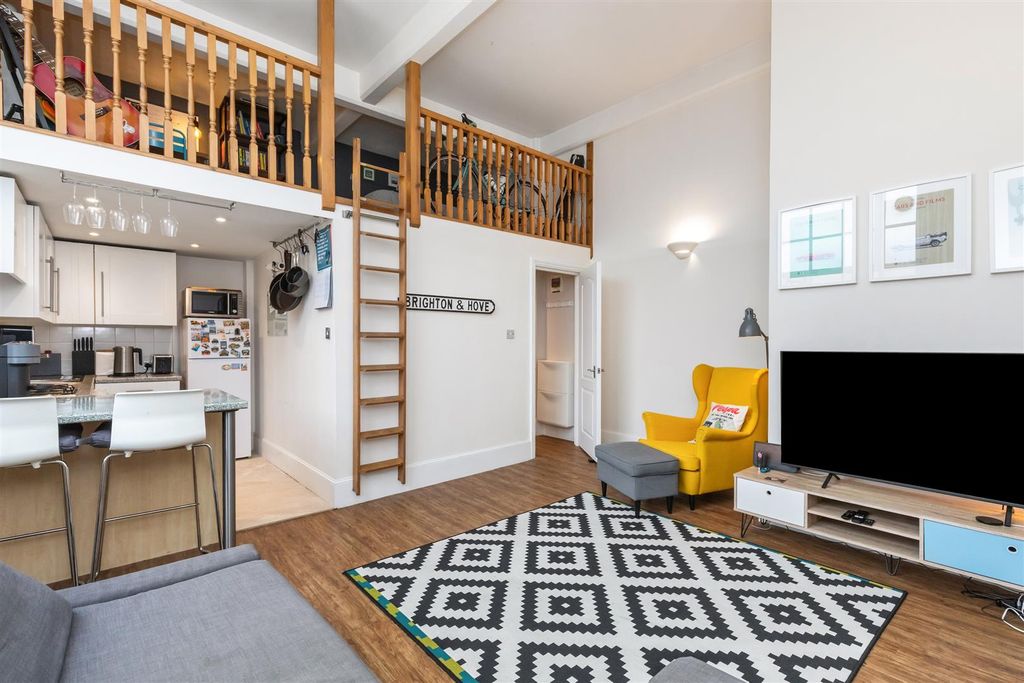 Property photo 3 of 8 The Deco Building-4.Jpg