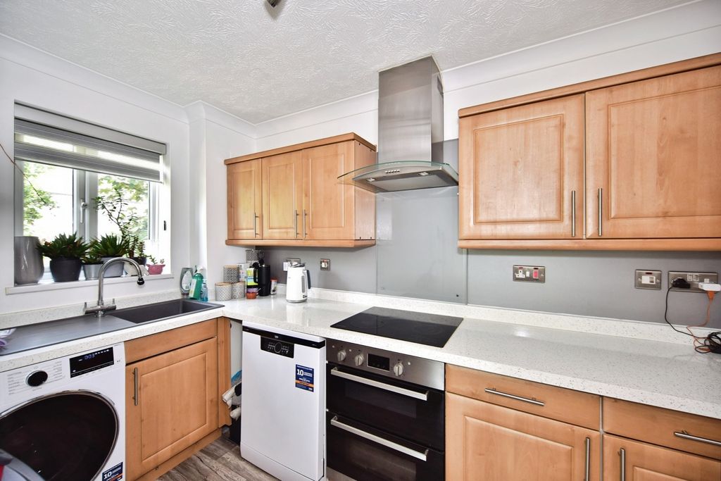Property photo 3 of 11 Kitchen