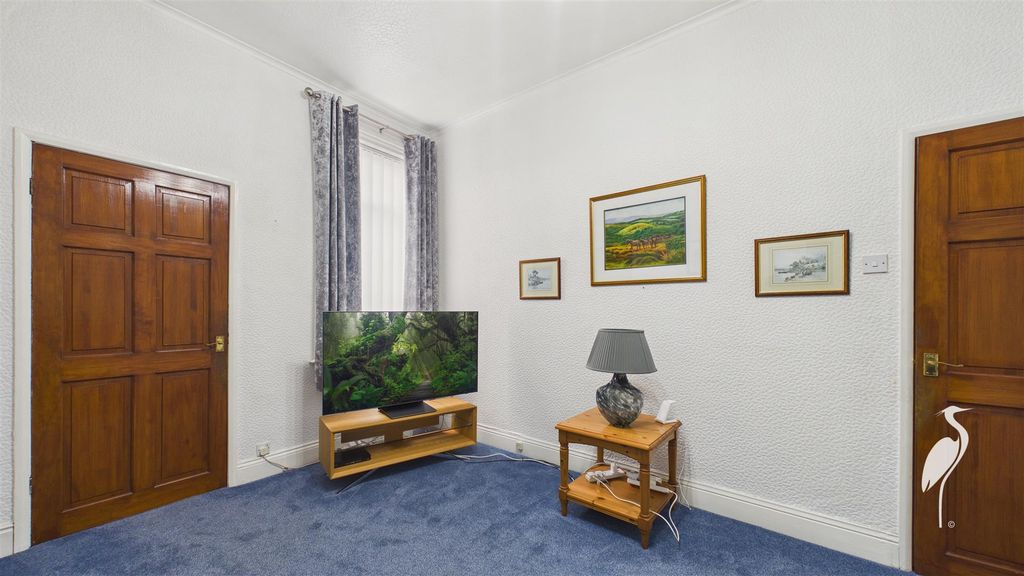 Property photo 3 of 10 Lounge