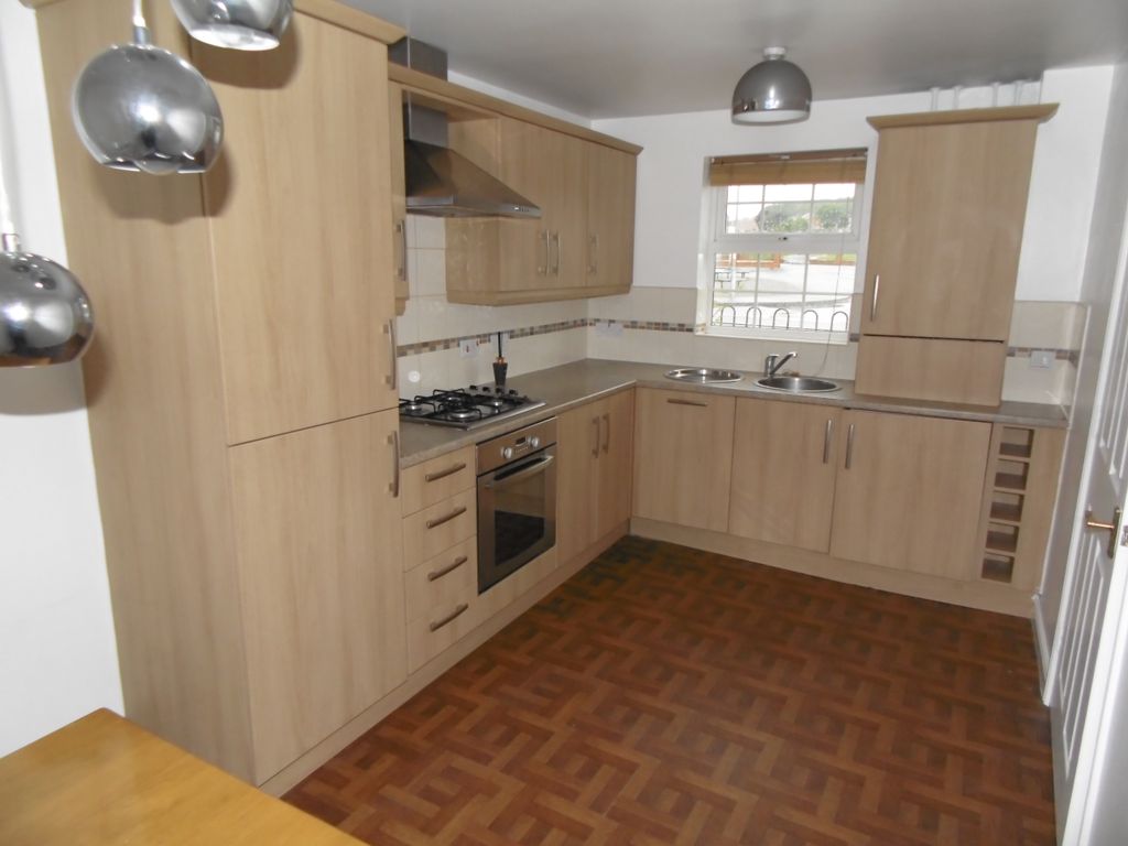 Property photo 3 of 11 Kitchen