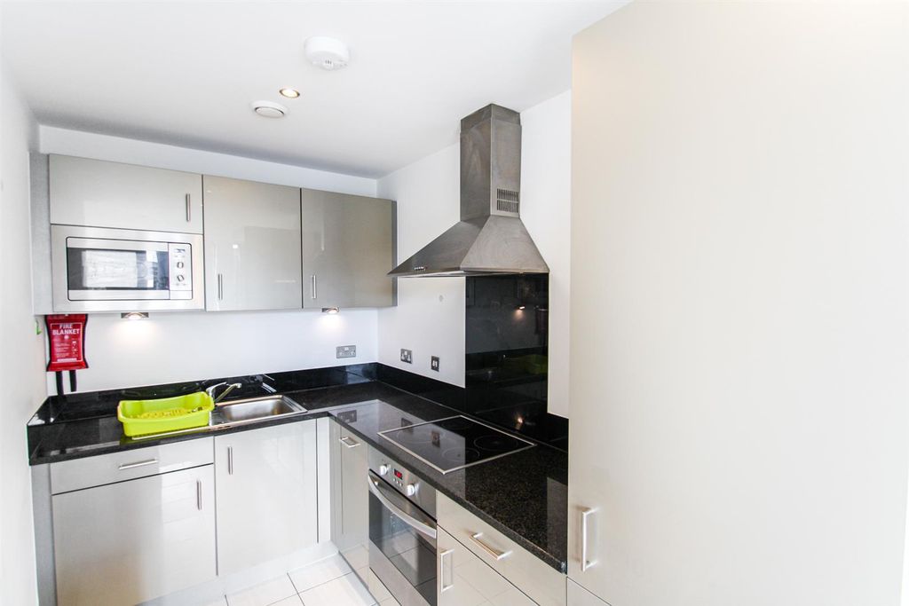 Property photo 3 of 11 Kitchen