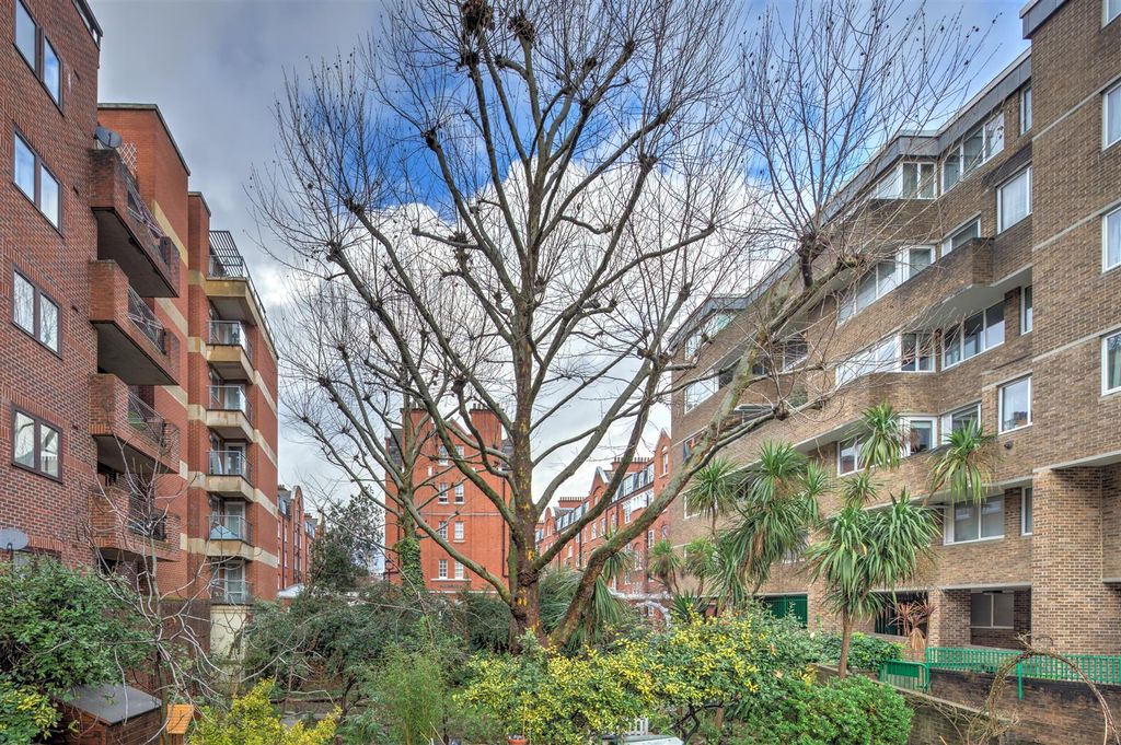 Property photo 2 of 11 Brunswick Court Sw1P - Gardens.Jpg