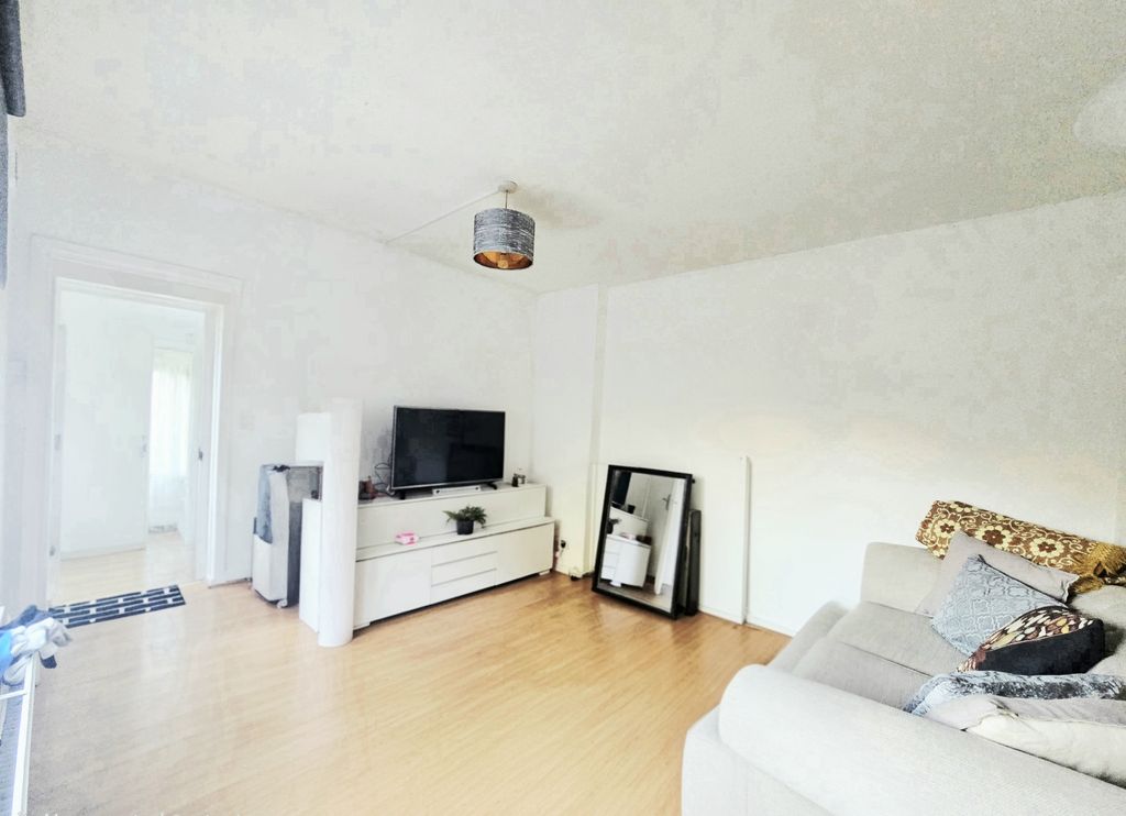 Property photo 1 of 9 Nelsons Are Proud To Present This Spacious Two Double Bedroom Ground Floor Flat With A Large Garden, Situated Within Minutes Of Loughborough Junction And Denmark Hill.