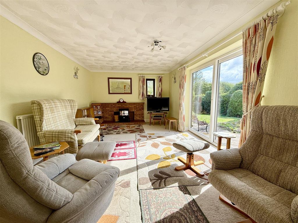 Property photo 2 of 16 Lounge