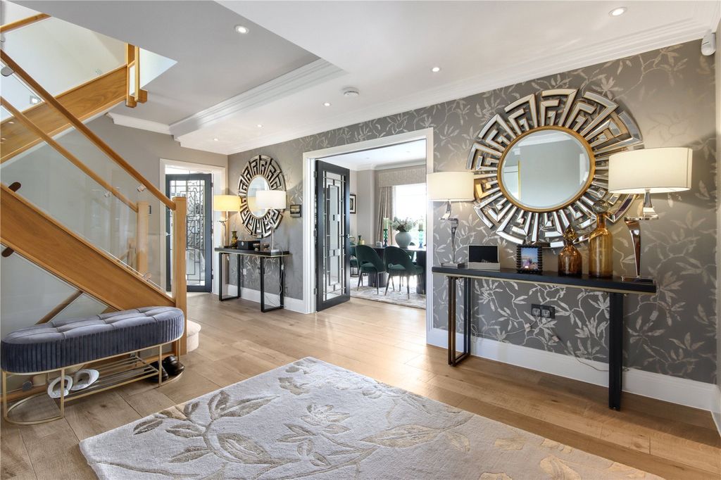 Property photo 3 of 19 Entrance Hall