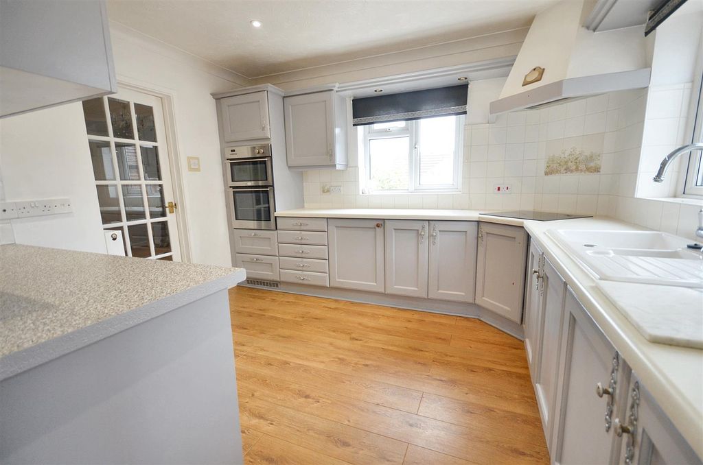 Property photo 2 of 10 Kitchen