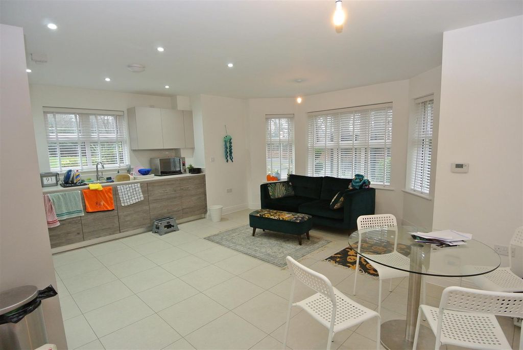 Property photo 2 of 16 Lounge Diner Kitchen.Jpg