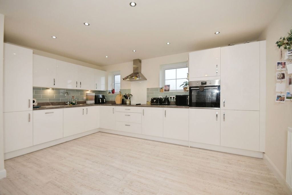 Property photo 3 of 33 Kitchen