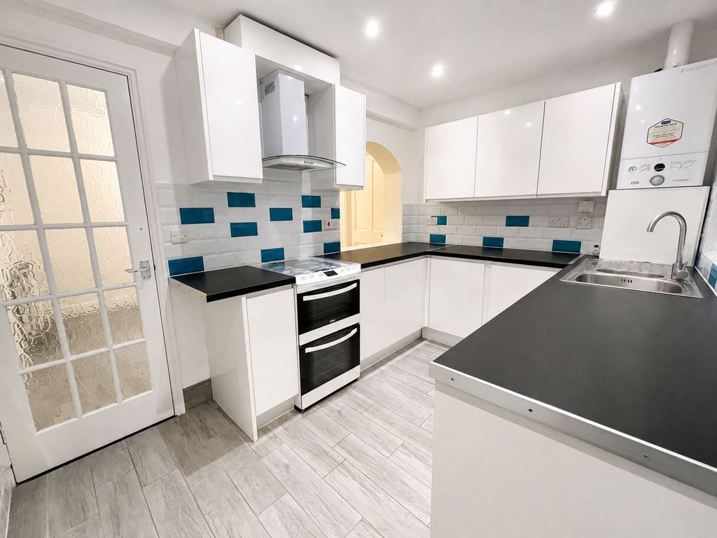 Property photo 2 of 17 Mead Crescent E4