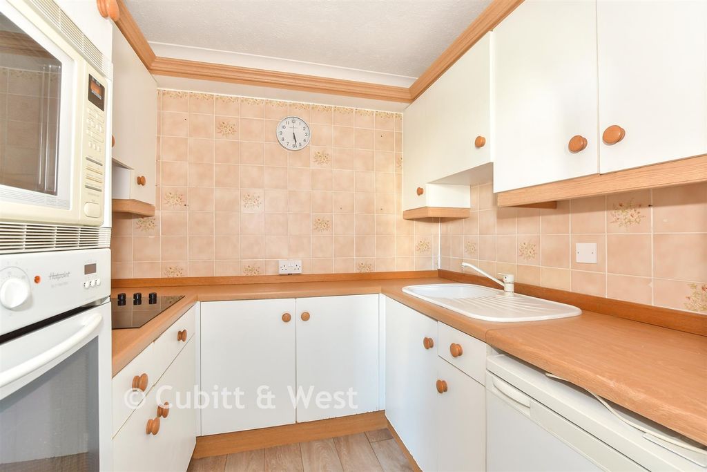 Property photo 1 of 11 Kitchen