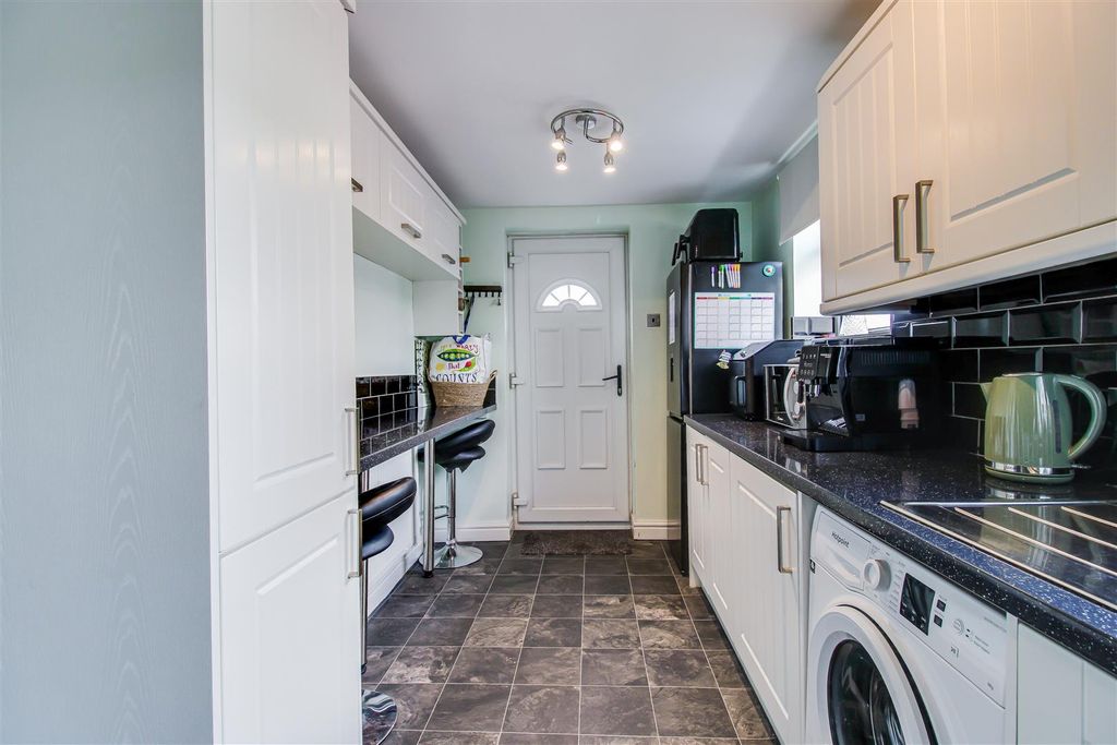 Property photo 3 of 9 Kitchen